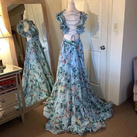 MAC DUGGAL
Indy A-Line Ruffled Back-Lace Chiffon Gown - Picture 10 of 17